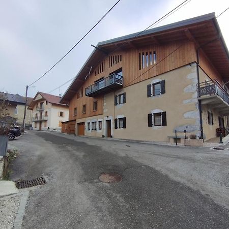 Villard au cœur de la vallée verte entre lac et montagne Extérieur photo