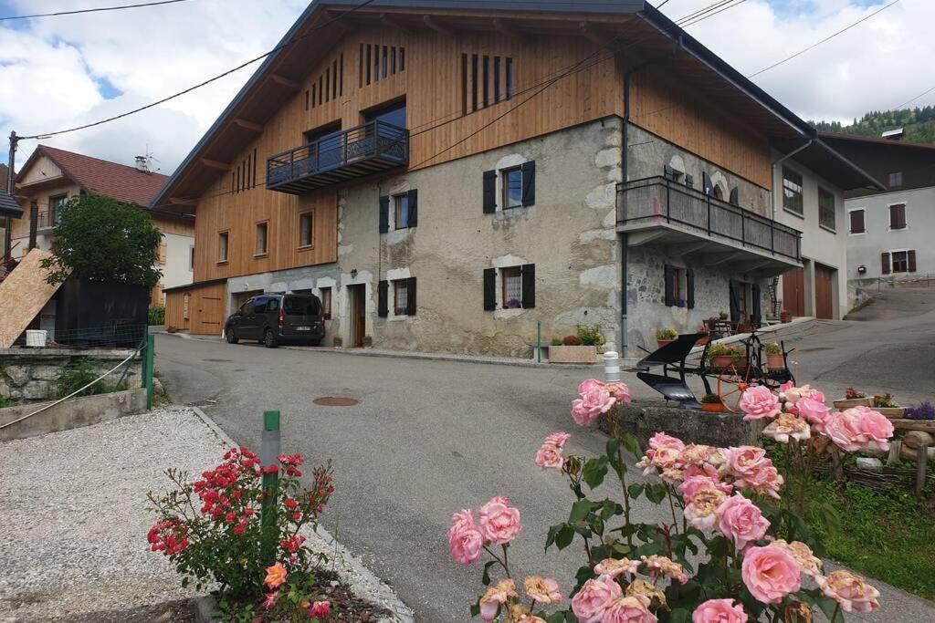Villard au cœur de la vallée verte entre lac et montagne Extérieur photo