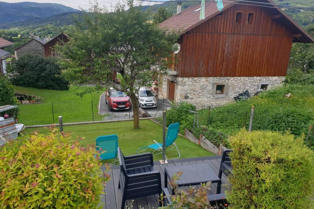 Villard au cœur de la vallée verte entre lac et montagne Extérieur photo