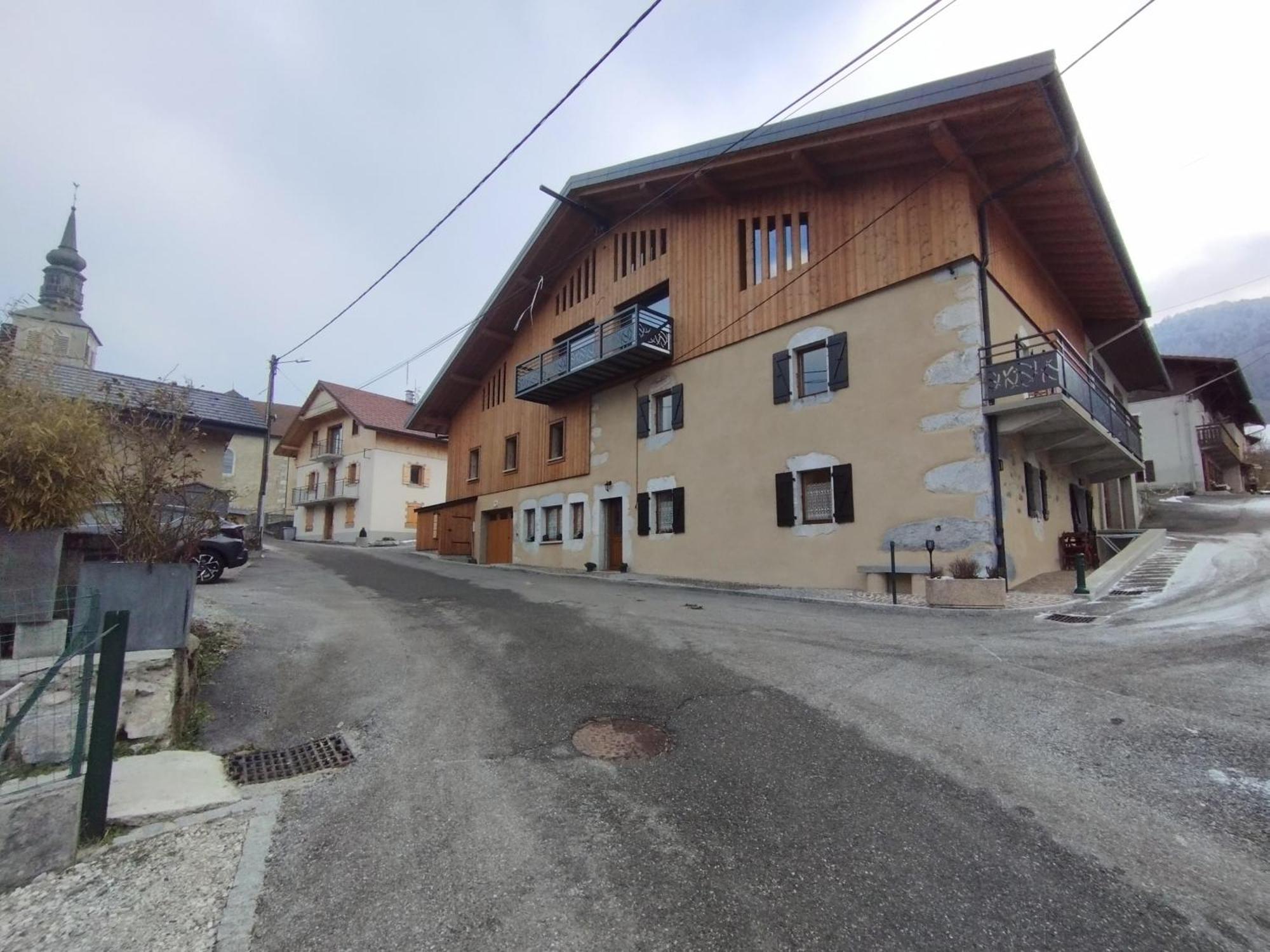 Villard au cœur de la vallée verte entre lac et montagne Extérieur photo
